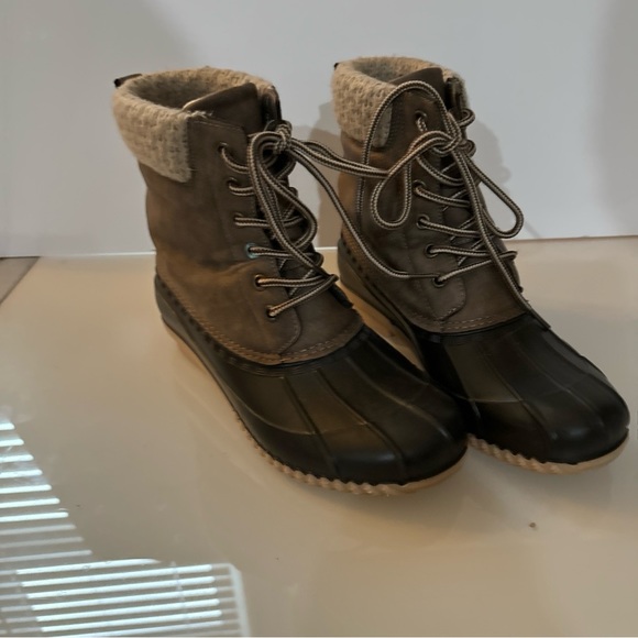 Women’s duck boots, brown and tan just above the ankle size 8 - Picture 1 of 7